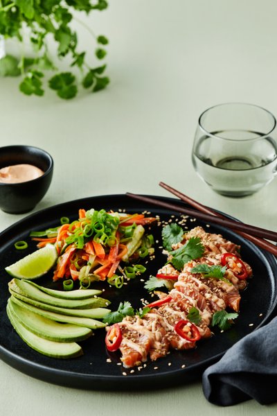 Sashimisallad med srirachamajo<br />
(Huvudrätt)