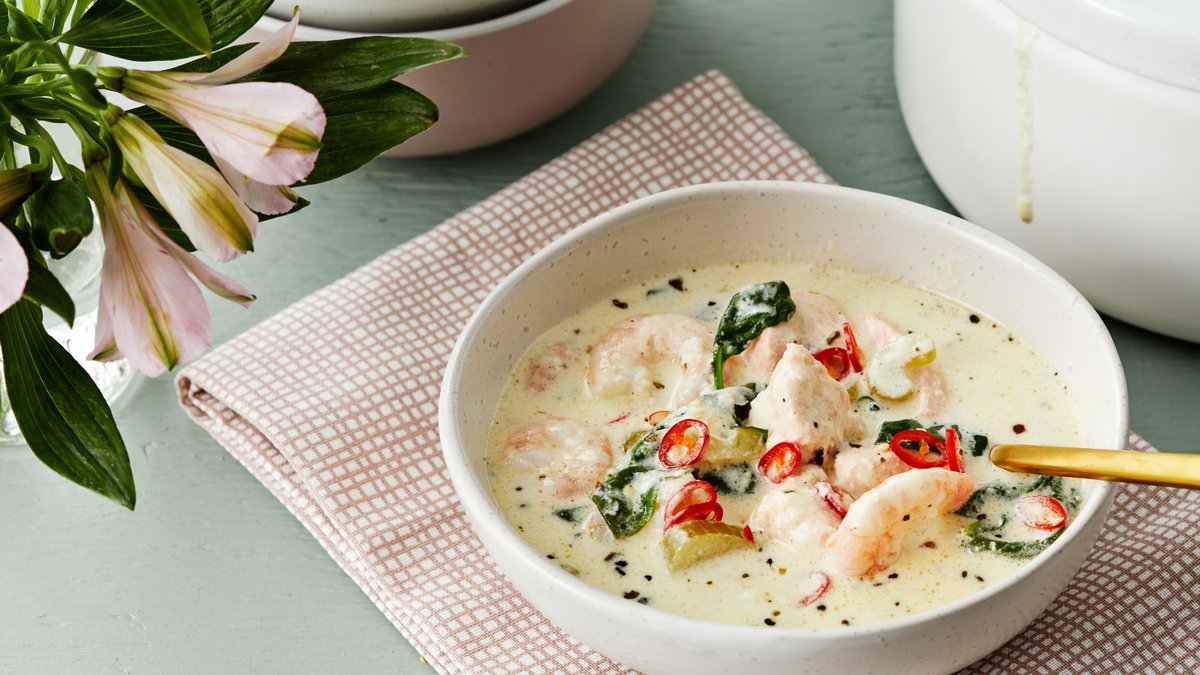 Krämig fisk- och skaldjurssoppa med salvia och chili