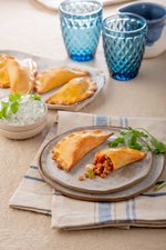Köttfärsfyllda LCHF-piroger med dippsås