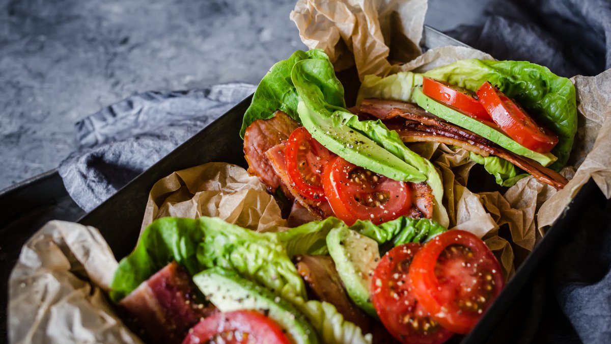 Salladssmörgås med bacon och avokado