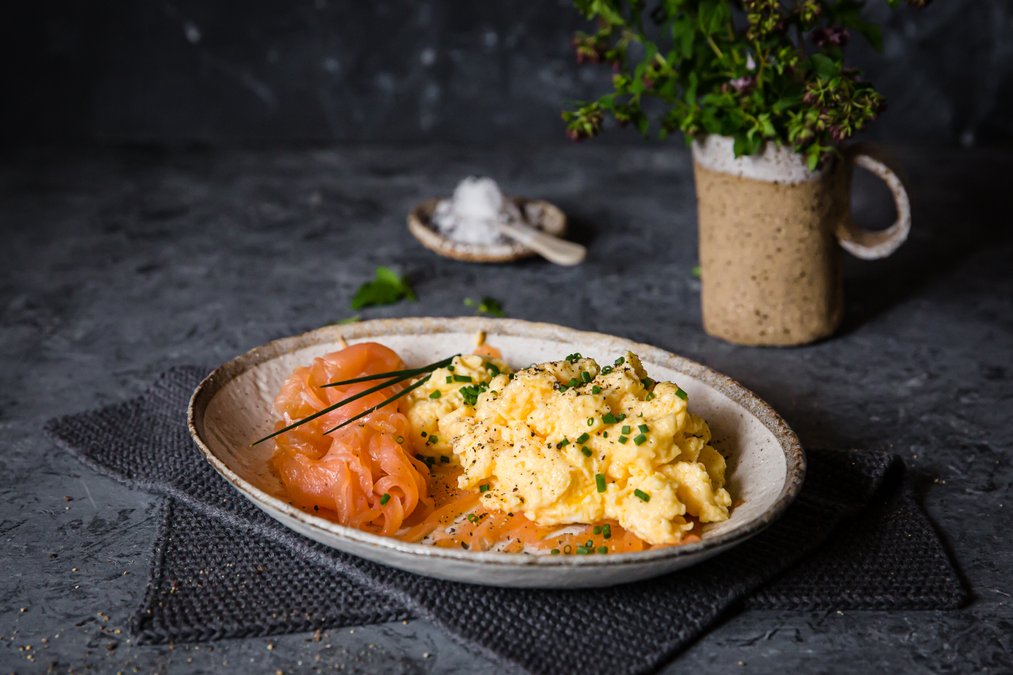 Gravad lax med äggröra och gräslök