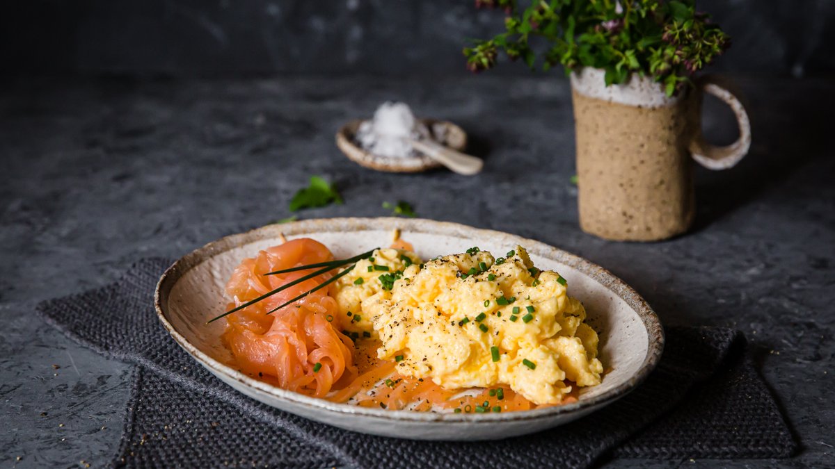 Gravad lax med äggröra och gräslök