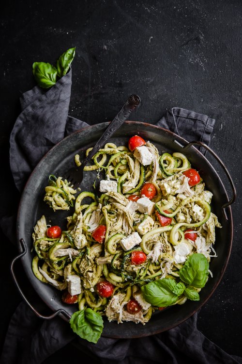 Kycklingsallad med pesto och zoodles