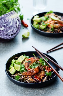 Asiatisk kyckling med jordnötscoleslaw