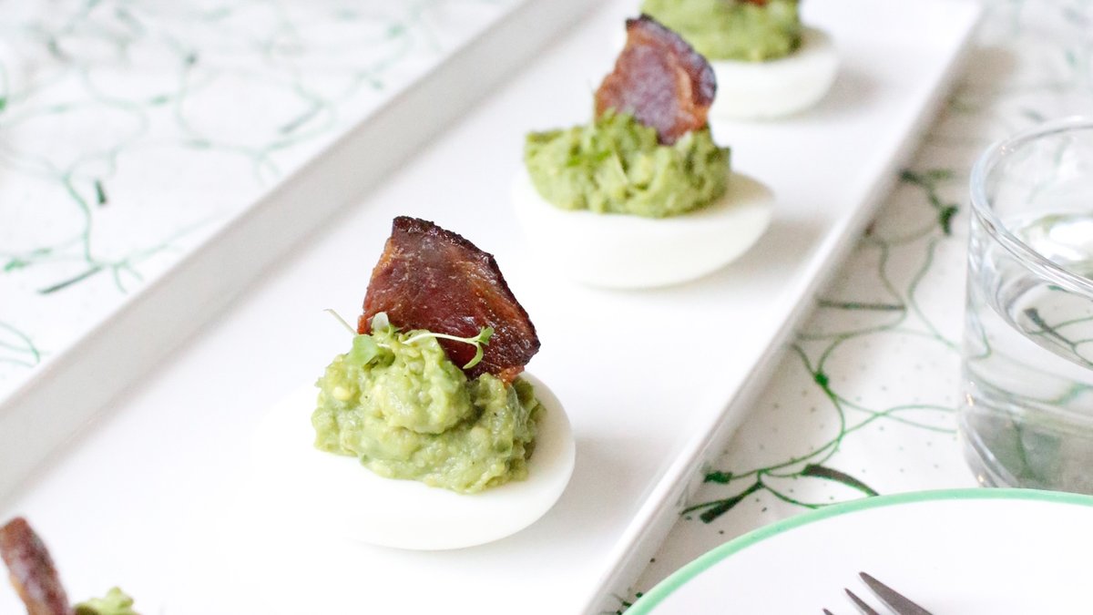 Avokadoägg med baconsegel