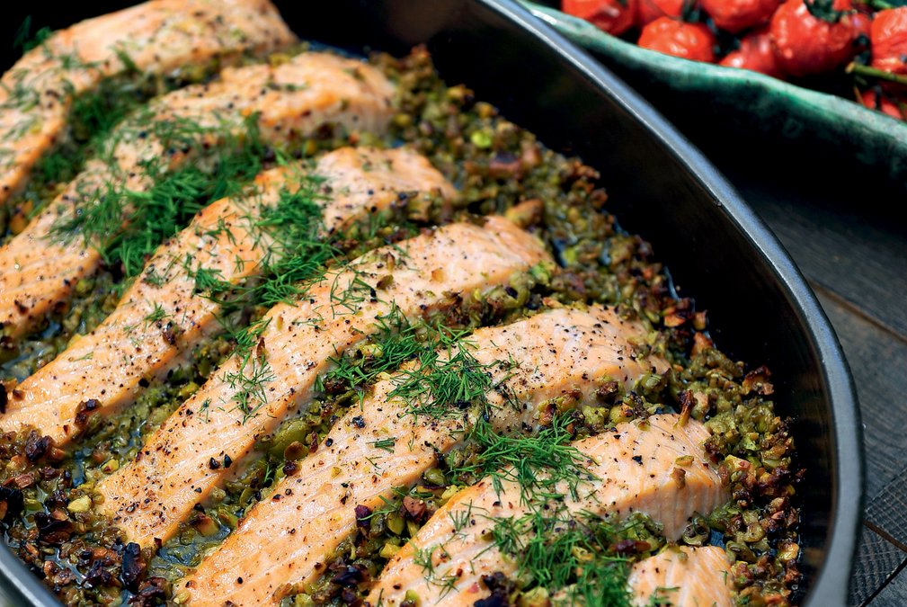 Ugnsbakad lax med tapenade och körsbärstomater