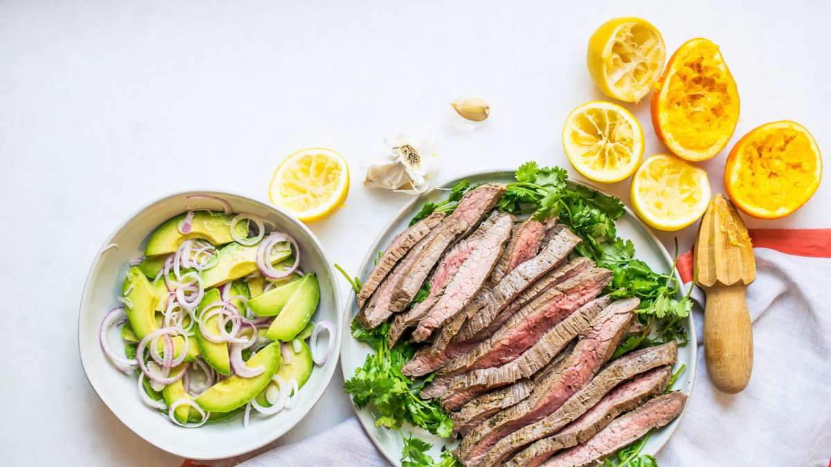 Saftig flankstek med avokadosallad