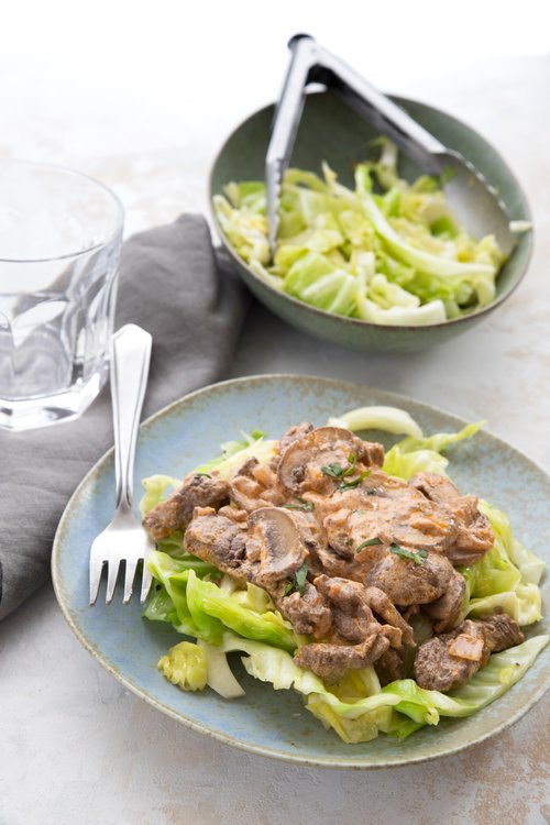 Biff stroganoff med kålnudlar