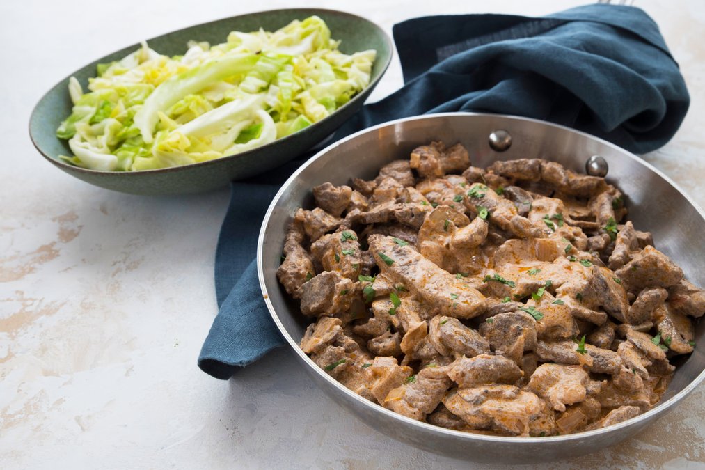 Biff stroganoff med kålnudlar