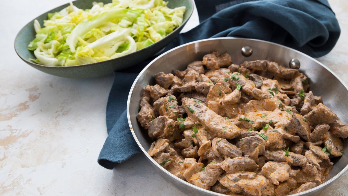 Biff stroganoff med kålnudlar