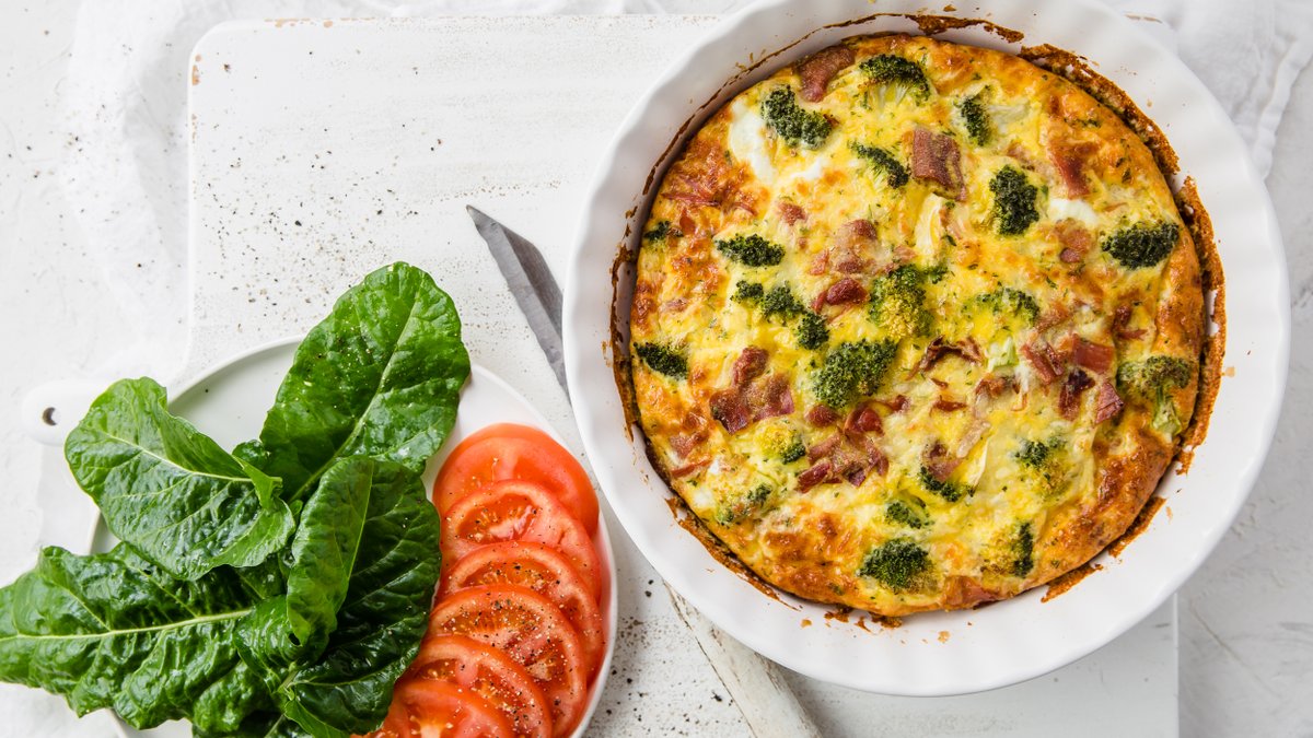 LCHF-paj med broccoli och bacon utan pajskal