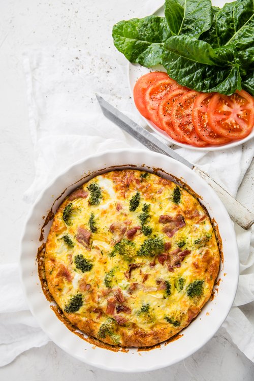 LCHF-paj med broccoli och bacon utan pajskal