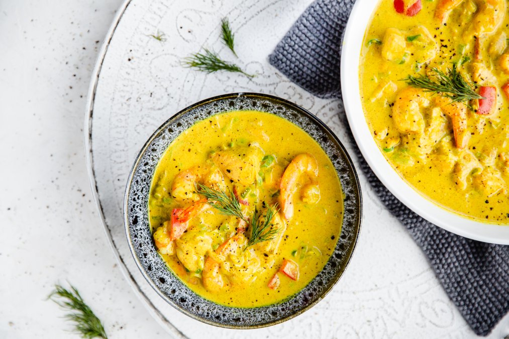 Het fisksoppa med curry och räkor