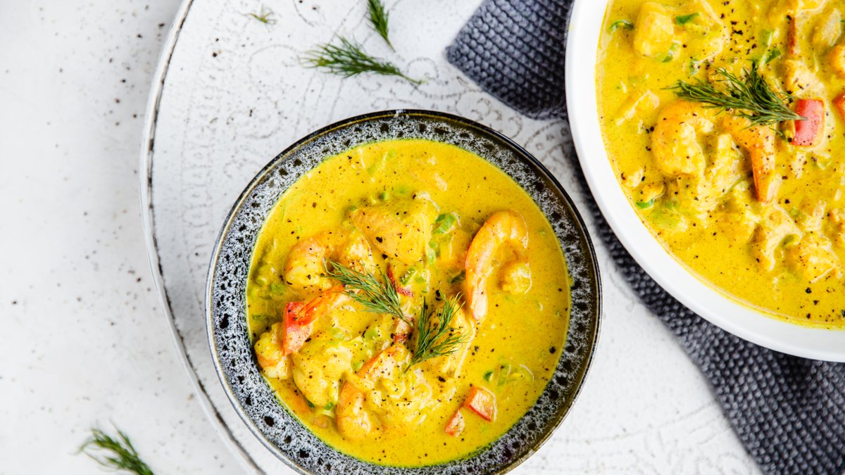 Het fisksoppa med curry och räkor