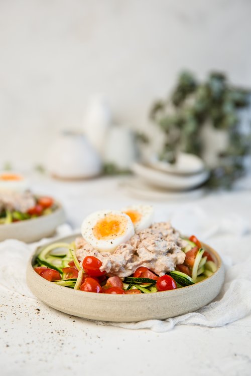 Snabblagad sallad med tonfiskröra och zoodles