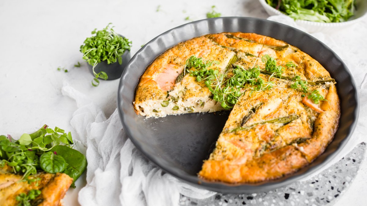 Frittata med sparris och rökt lax