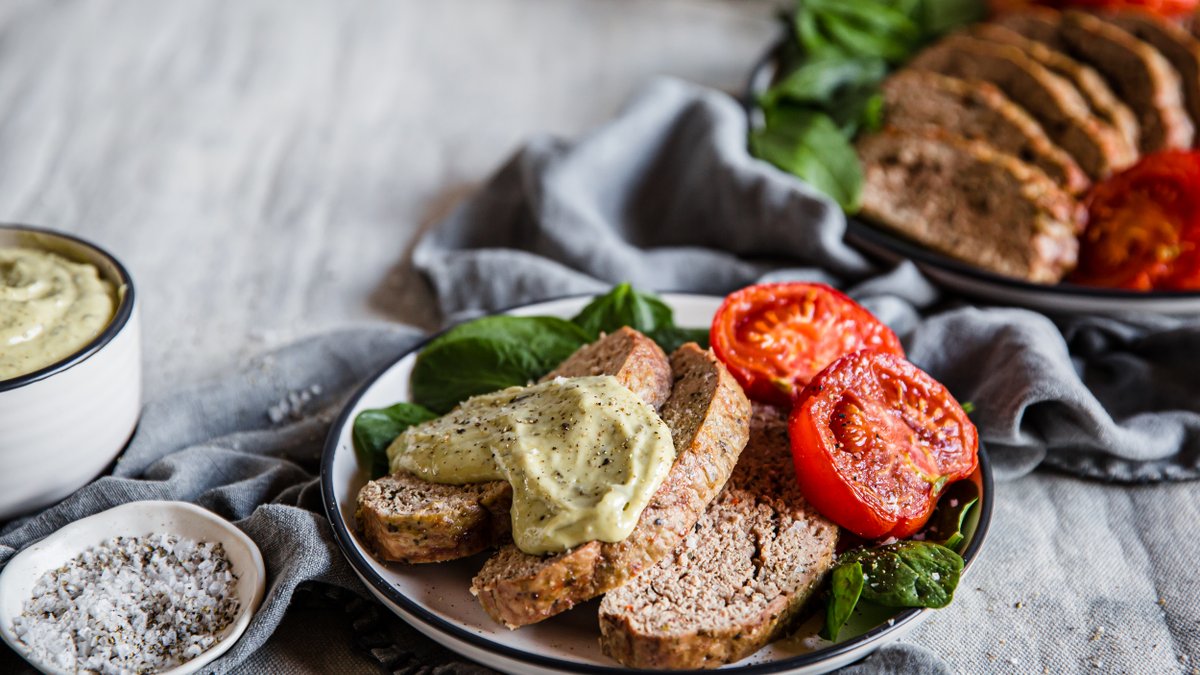 Italiensk köttfärslimpa med ugnsbakade tomater och pestomajonnäs