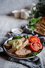 Italiensk köttfärslimpa med ugnsbakade tomater och pestomajonnäs