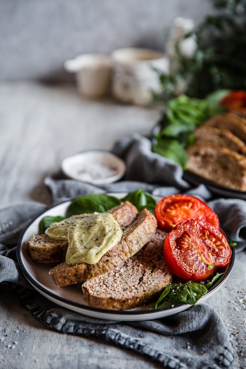 Italiensk köttfärslimpa med ugnsbakade tomater och pestomajonnäs