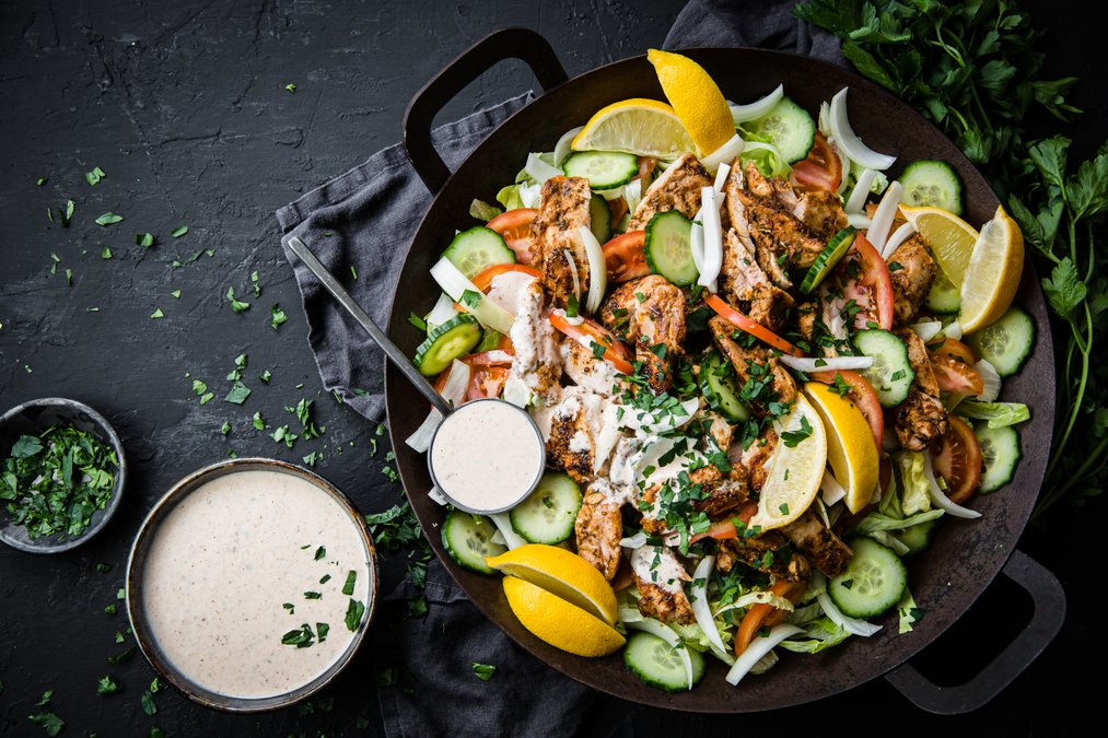 Gyrossallad med kyckling och vitlöksdressing
