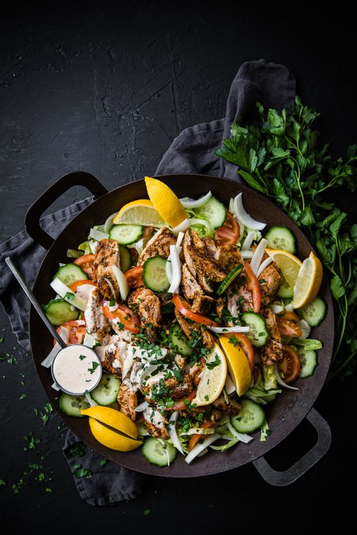 Gyrossallad med kyckling och vitlöksdressing