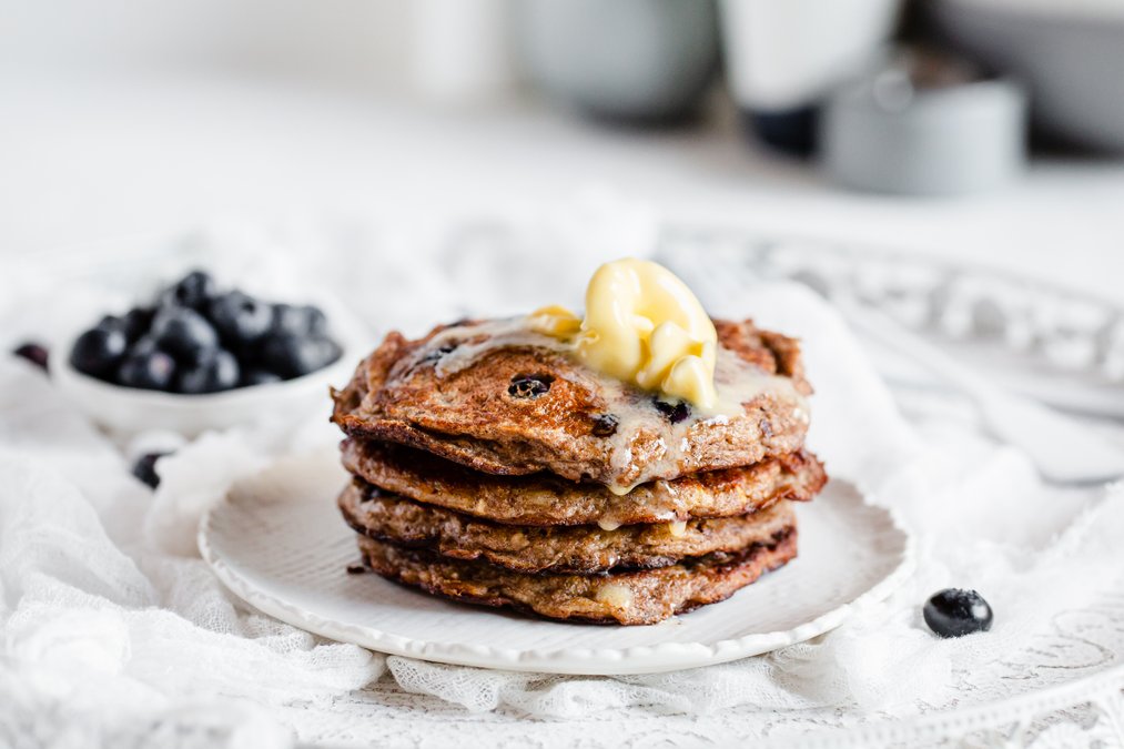 Glutenfria bananpannkakor med blåbär och smör