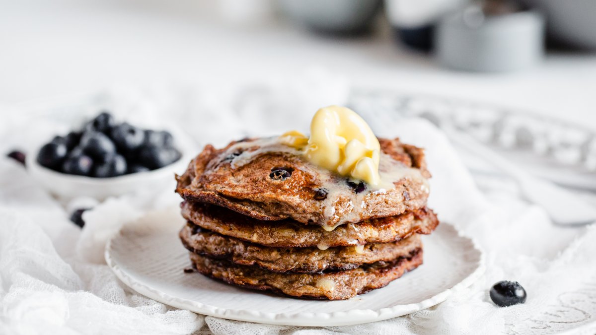 Glutenfria bananpannkakor med blåbär och smör