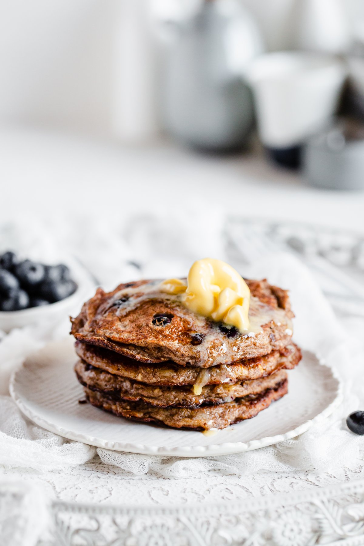 Glutenfria bananpannkakor med blåbär och smör
