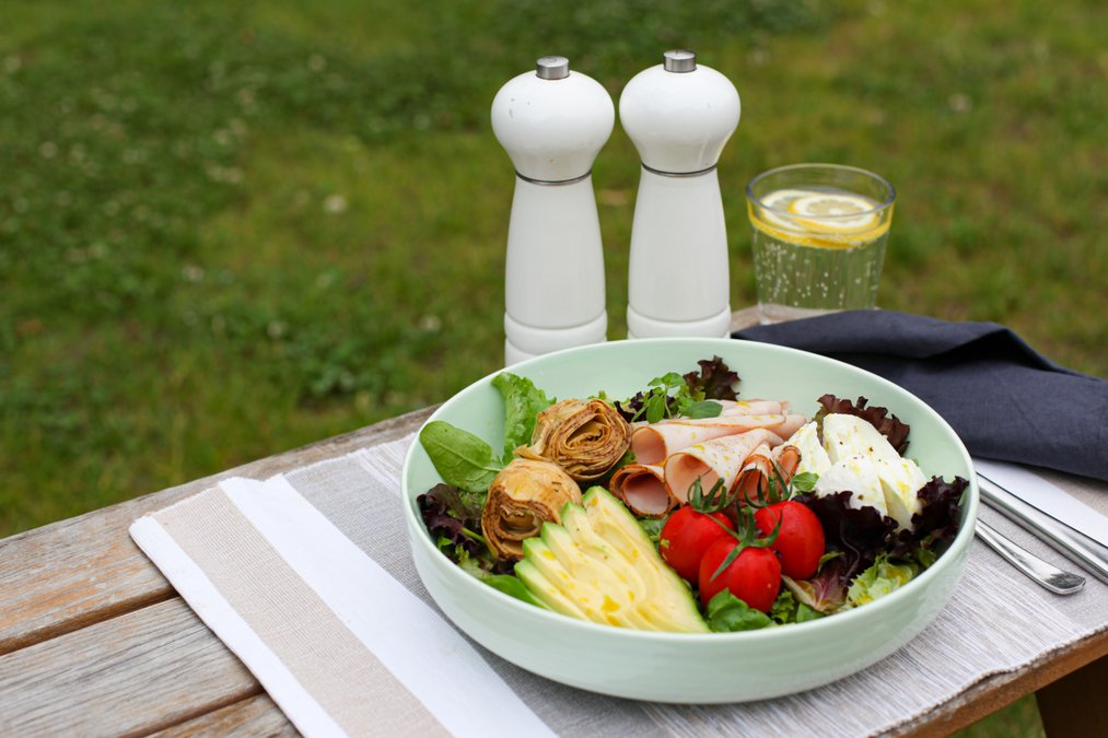 Italiensk plocktallrik med kalkon och mozzarella