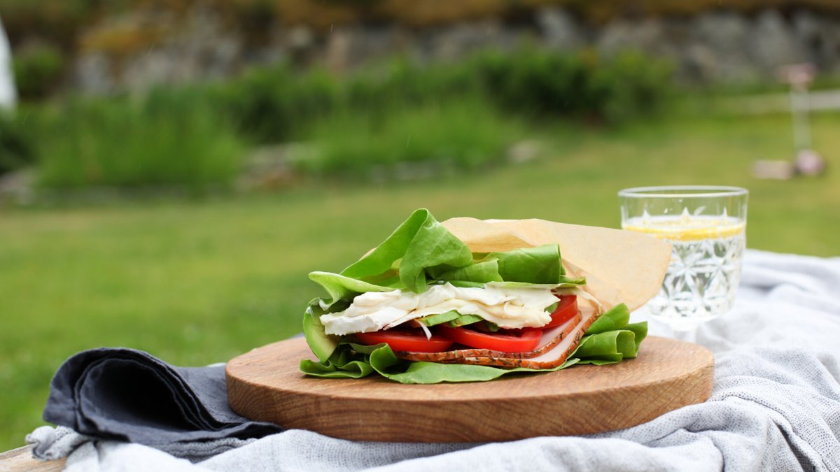 Salladssmörgås med brie och kalkon