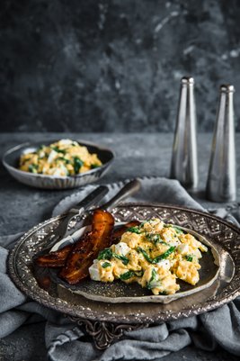 Äggröra med fetaost och spenat