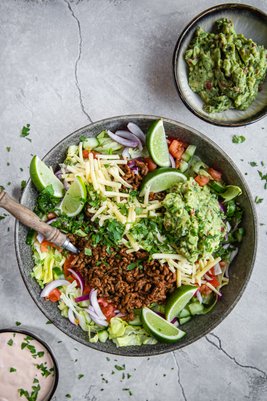 Tacosallad med salsadressing och guacamole