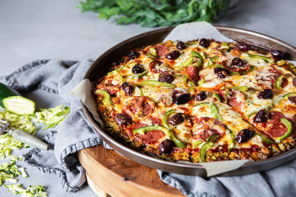 Zucchini-pizza med salami och paprika