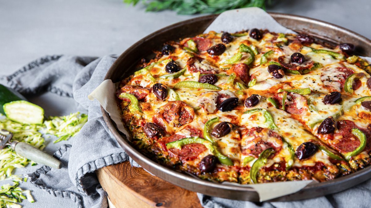 Zucchini-pizza med salami och paprika