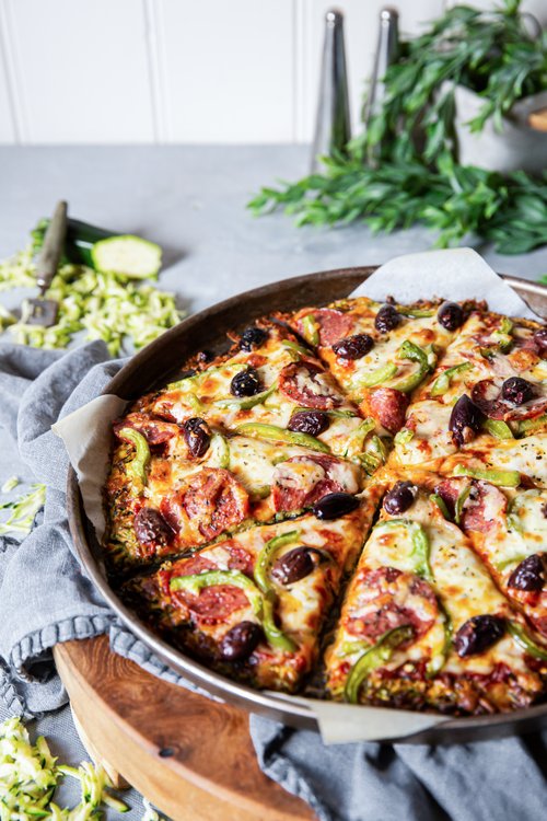 Zucchini-pizza med salami och paprika