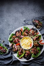 Salladswraps med köttfärs och bacon