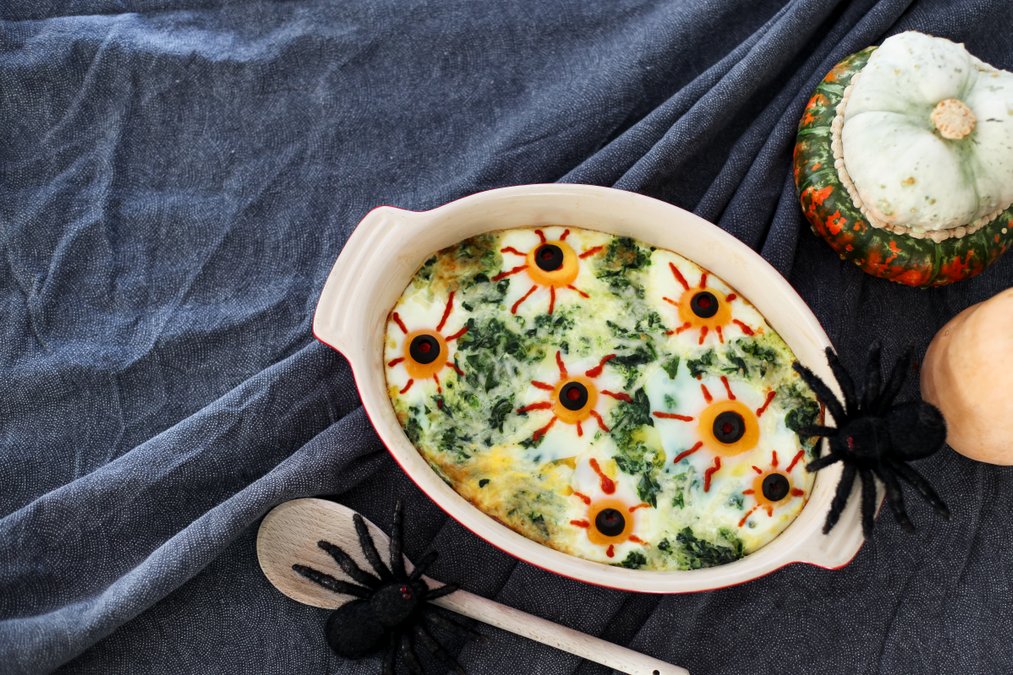 Skräckinjagande gratäng med ägg-ögon
