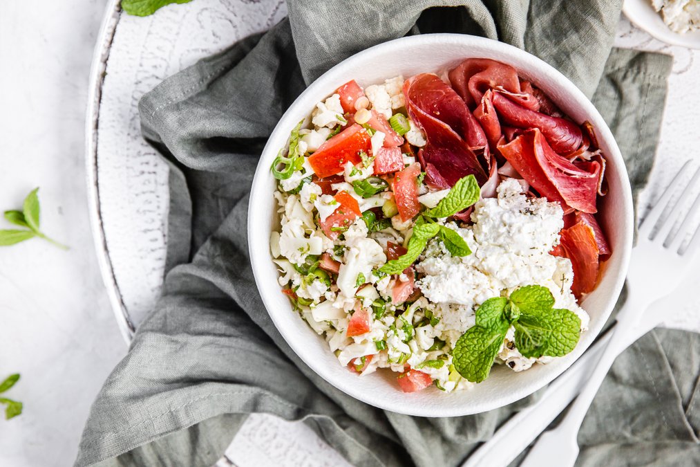 Blomkåls-tabbouleh med lufttorkad skinka och fetaost