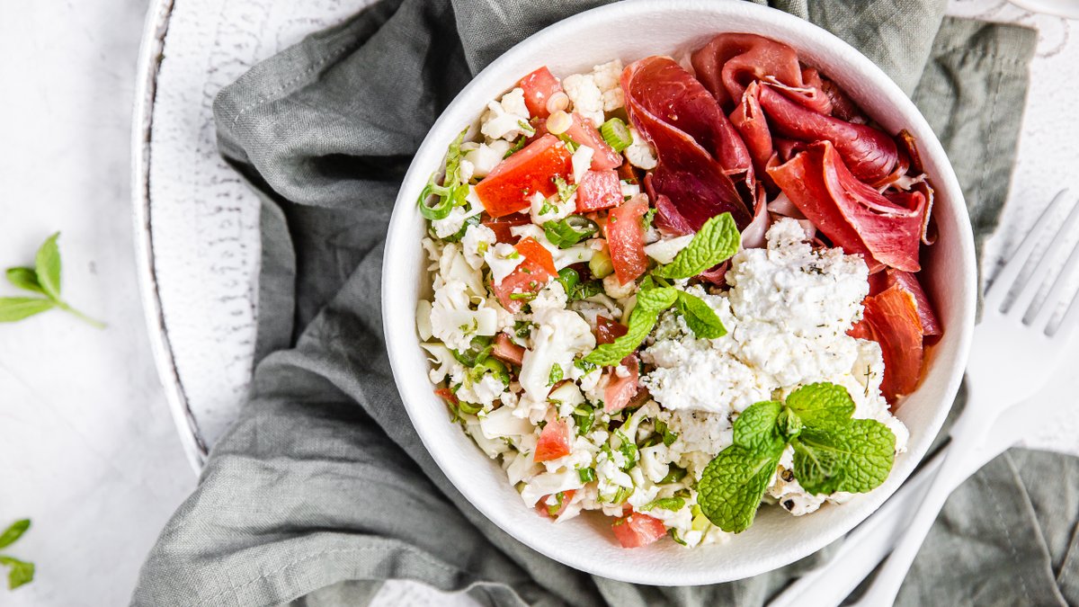 Blomkåls-tabbouleh med lufttorkad skinka och fetaost