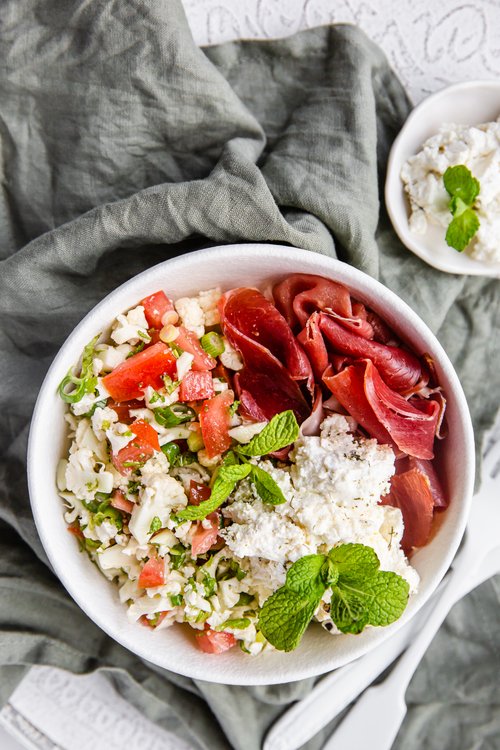 Blomkåls-tabbouleh med lufttorkad skinka och fetaost