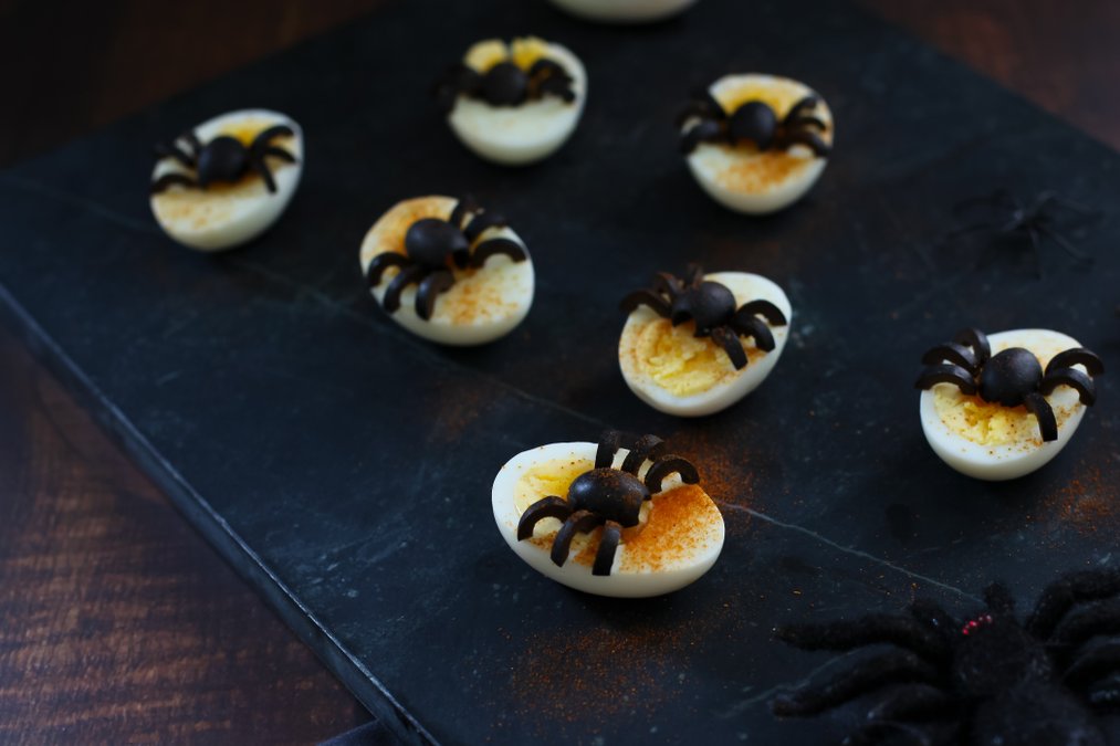 Läskiga ägg med insekter