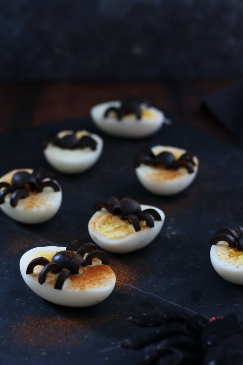 Läskiga ägg med insekter