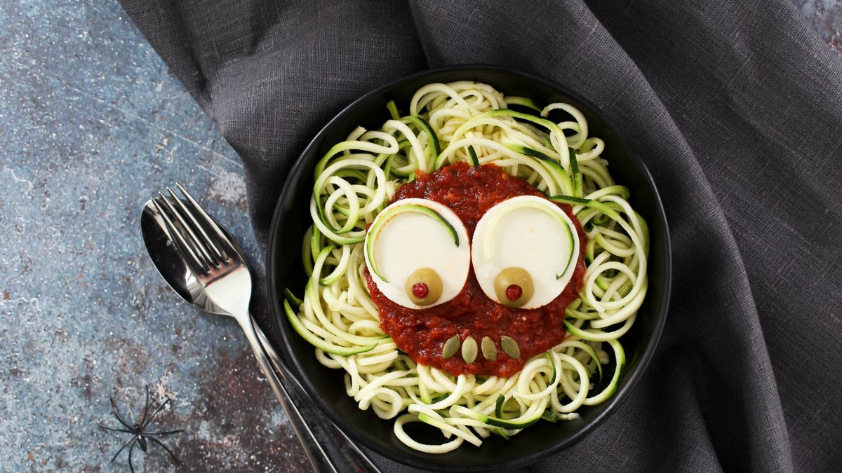 Läskiga zoodles med tomatsås och mozzarella