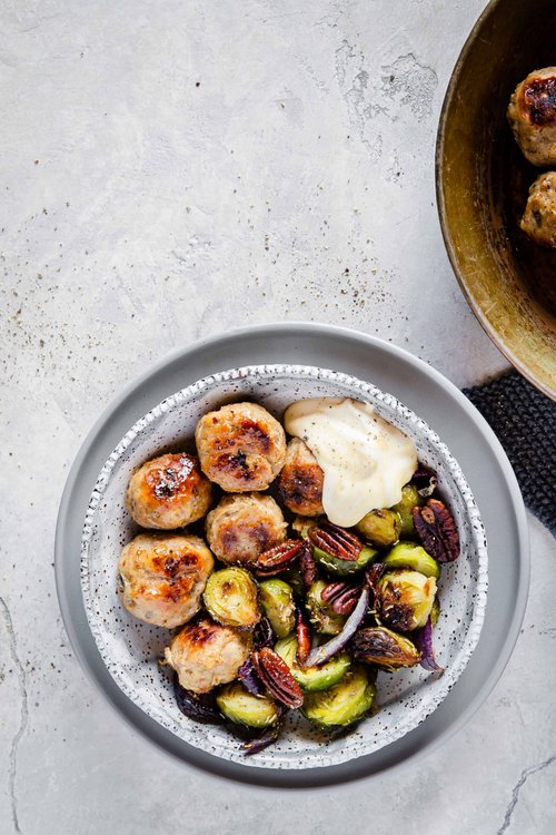 Kalkonköttbullar med rostad brysselkål och senapsmajonnäs