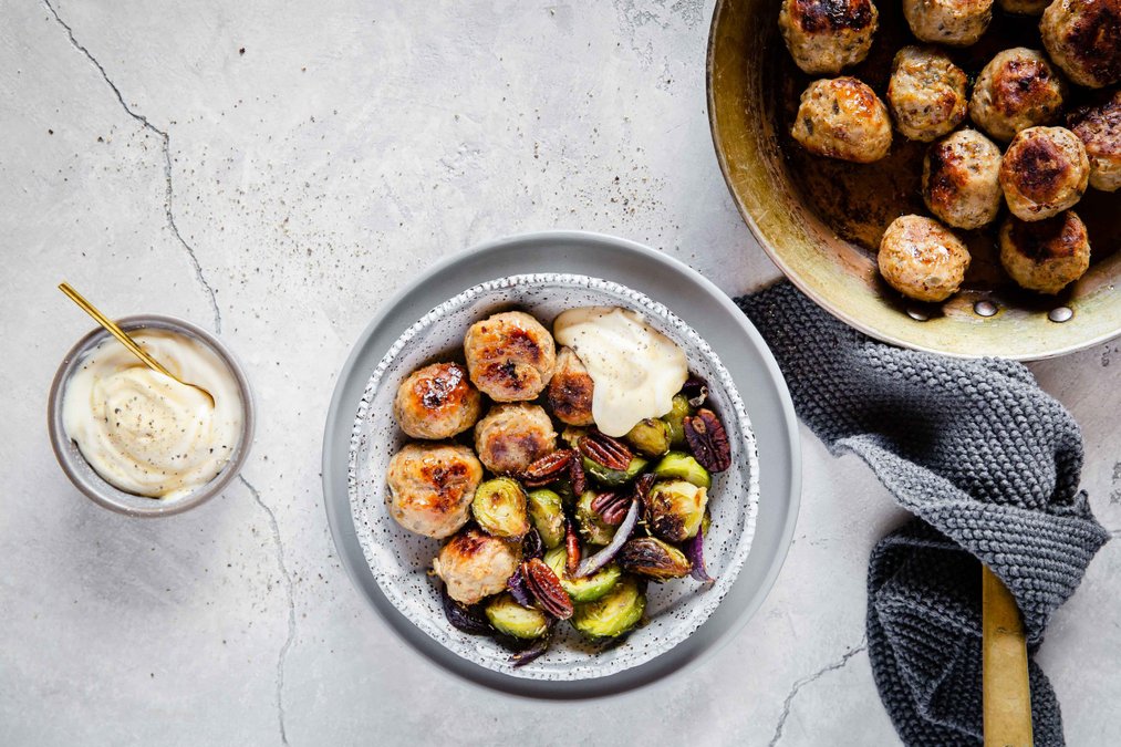 Kalkonköttbullar med rostad brysselkål och senapsmajonnäs