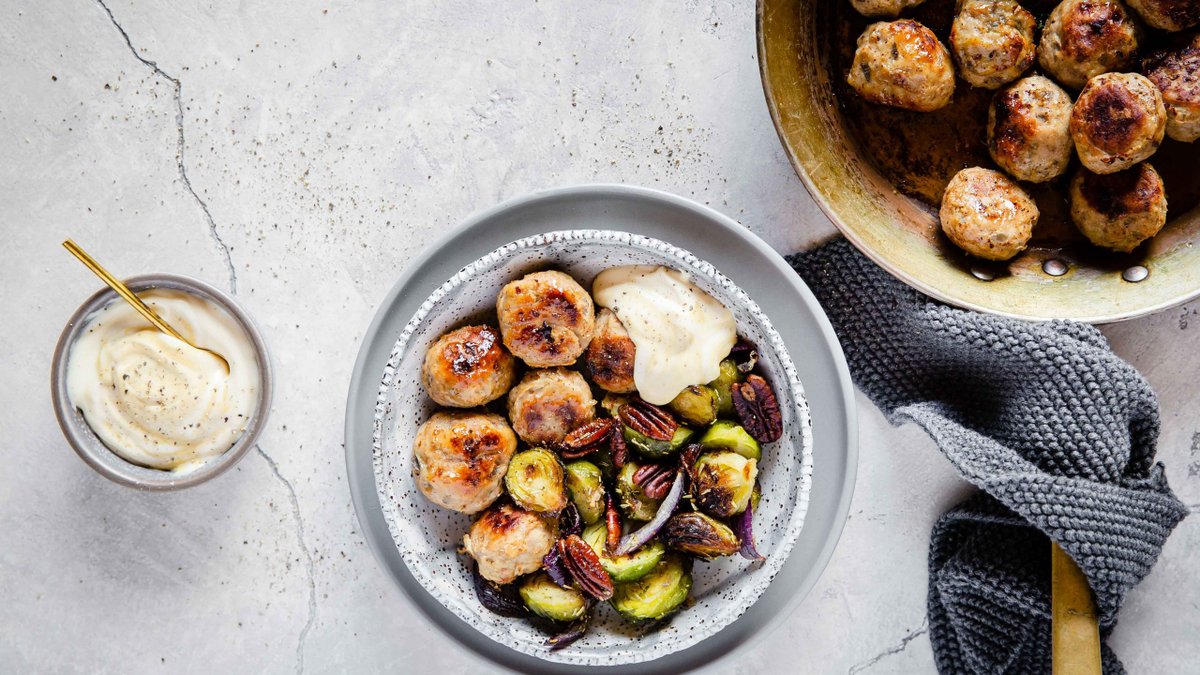 Kalkonköttbullar med rostad brysselkål och senapsmajonnäs