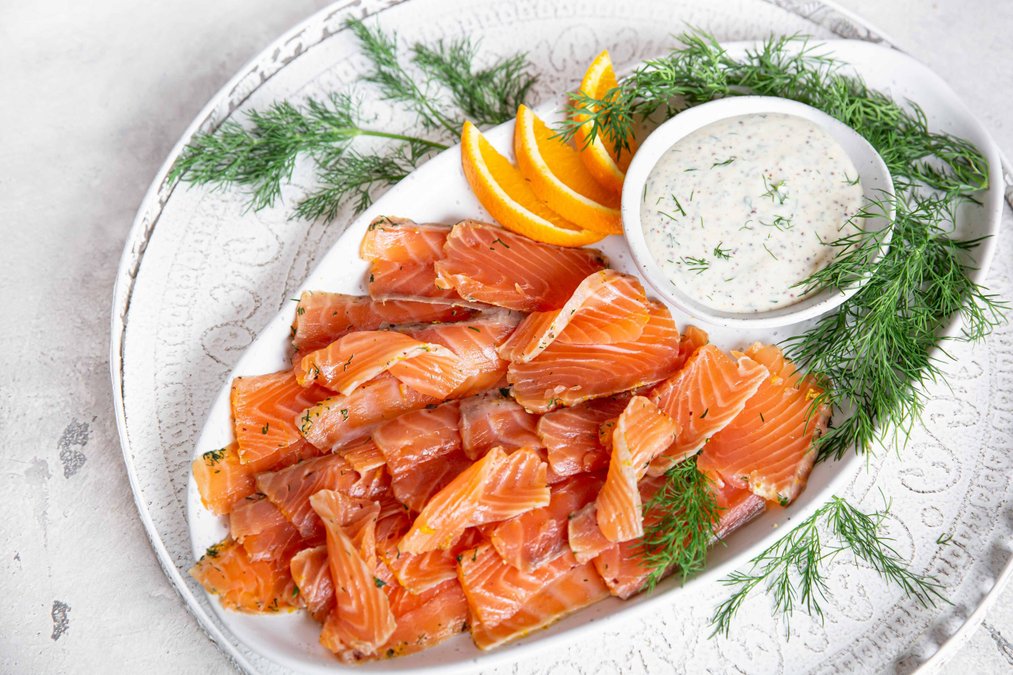 Apelsin- och rosépeppargravad lax med senapsmajonnäs