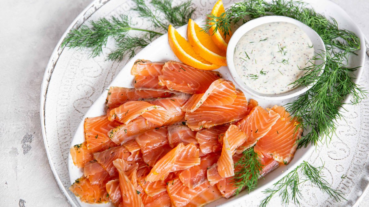 Apelsin- och rosépeppargravad lax med senapsmajonnäs