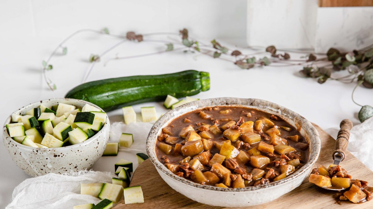 Zucchini-äpplen med pekannötter