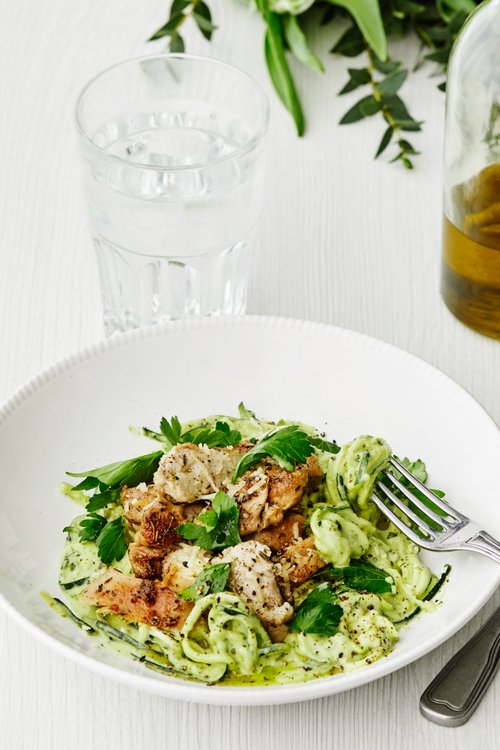 Kyckling Alfredo med avokado och zoodles